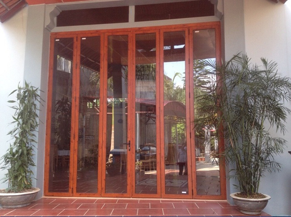 Mẫu cửa nhôm kính hệ Xingfa màu vân gỗ đẹp